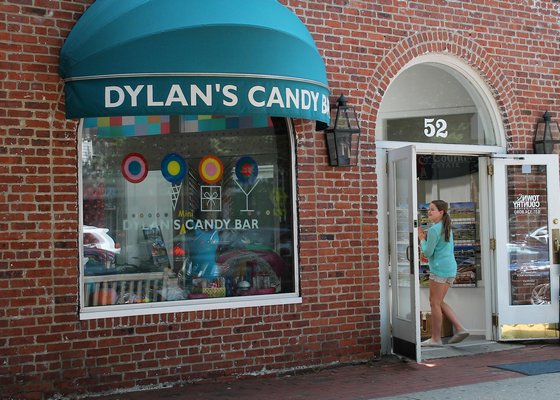 Dylan S Candy Bar In East Hampton Seeks Permit To Sell Scooped Ice Cream 27 East