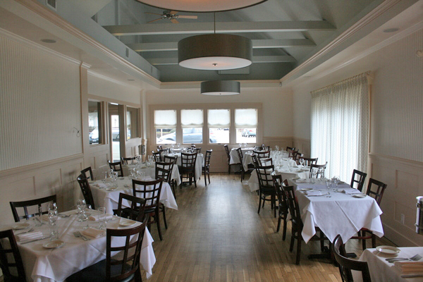 Squiretown Restaurant-bar Fills A Gap In Hampton Bays - 27 East