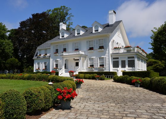 Iconic White House In East Hampton Hits Market For First Time In 30 Years 27 East