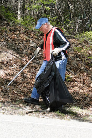 Noyac Civic Council clears 40 bagfuls of trash from Noyac Road - 27 East