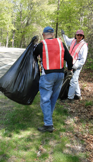 Noyac Civic Council clears 40 bagfuls of trash from Noyac Road - 27 East