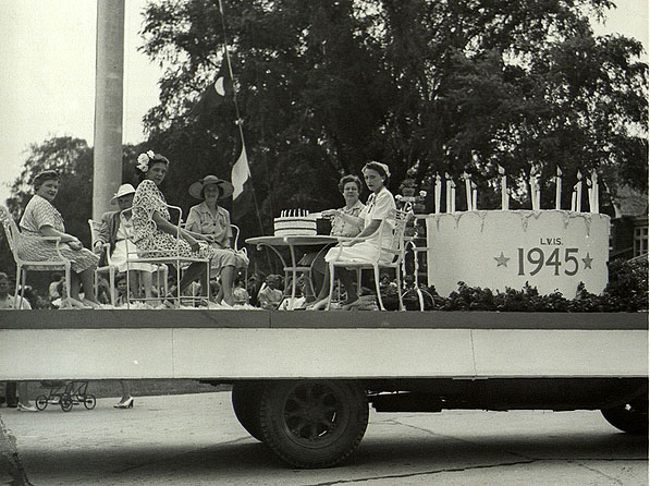 Ladies at a booth at the LVIS 50th anniversary parade in 1945. COURTESY EAST HAMPTON LIBRARY