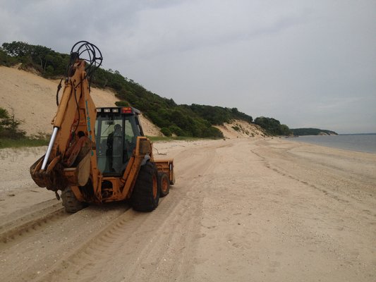 Shinnecock Tribal Trustee Nicole Banks and tribe member Gordell Wright talked with contractor Ken Hahn on a beach in Hampton Bays
