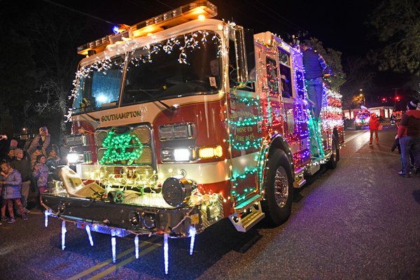 Parade Of Lights Kicks Off Holiday Season In Southampton Village - 27 East