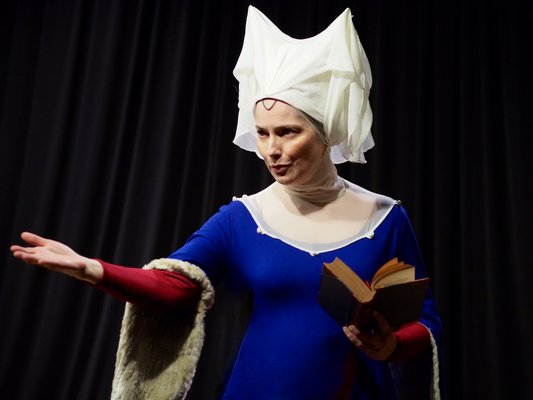 Suzanne Savoy as Christine de Pizan in her one-woman show