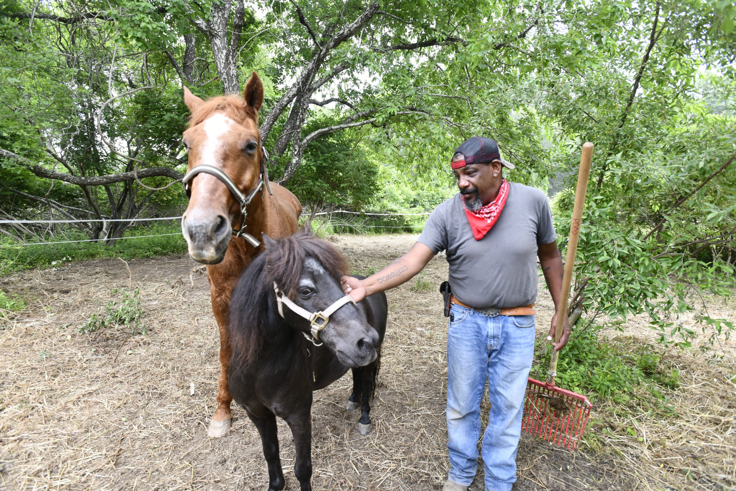 Al Marshall with Red and Bubba.  DANA SHAW