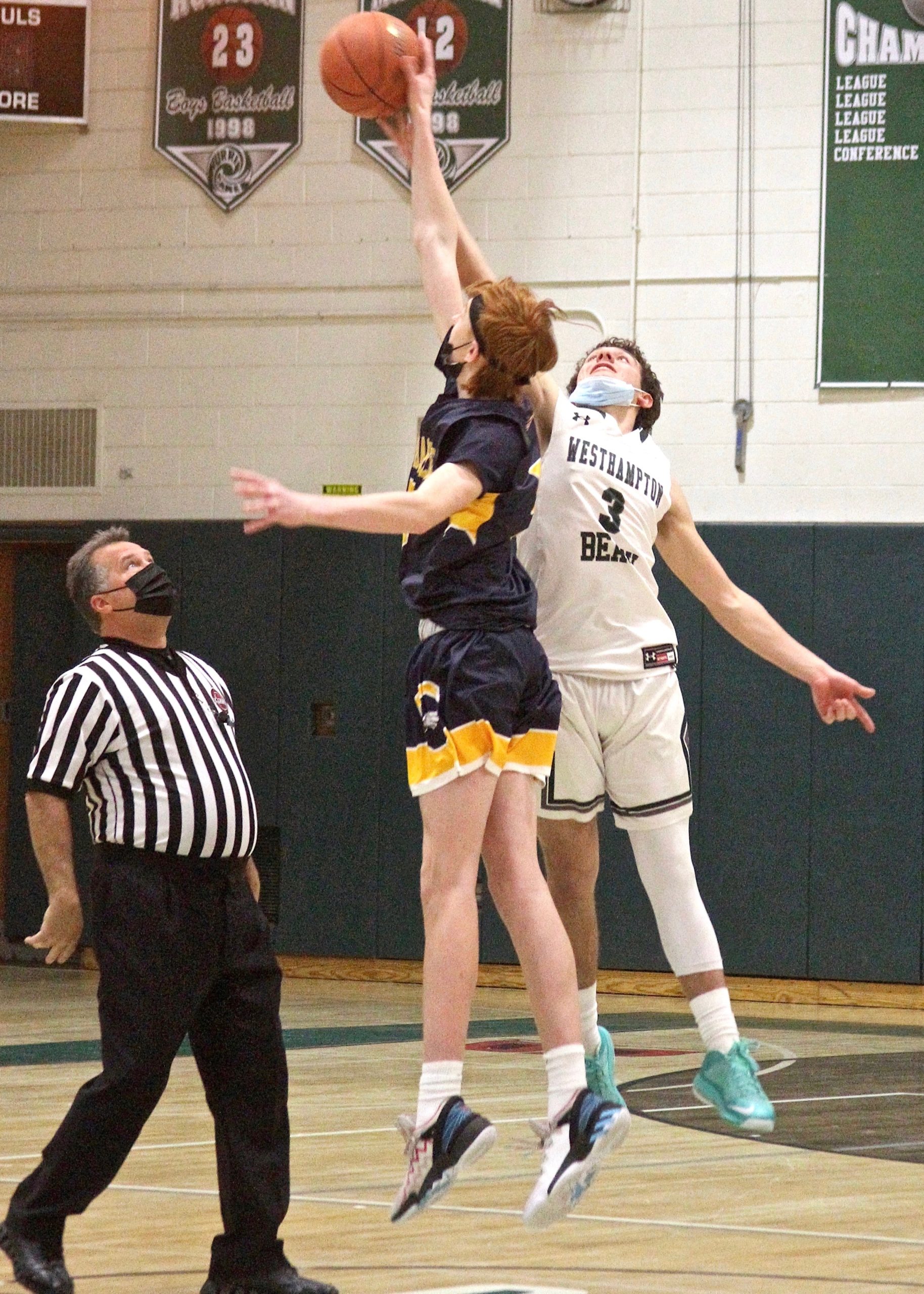 Senior forward Owen Spizuoco reaches for possession on the game-opening tipoff. DESIRÉE KEEGAN