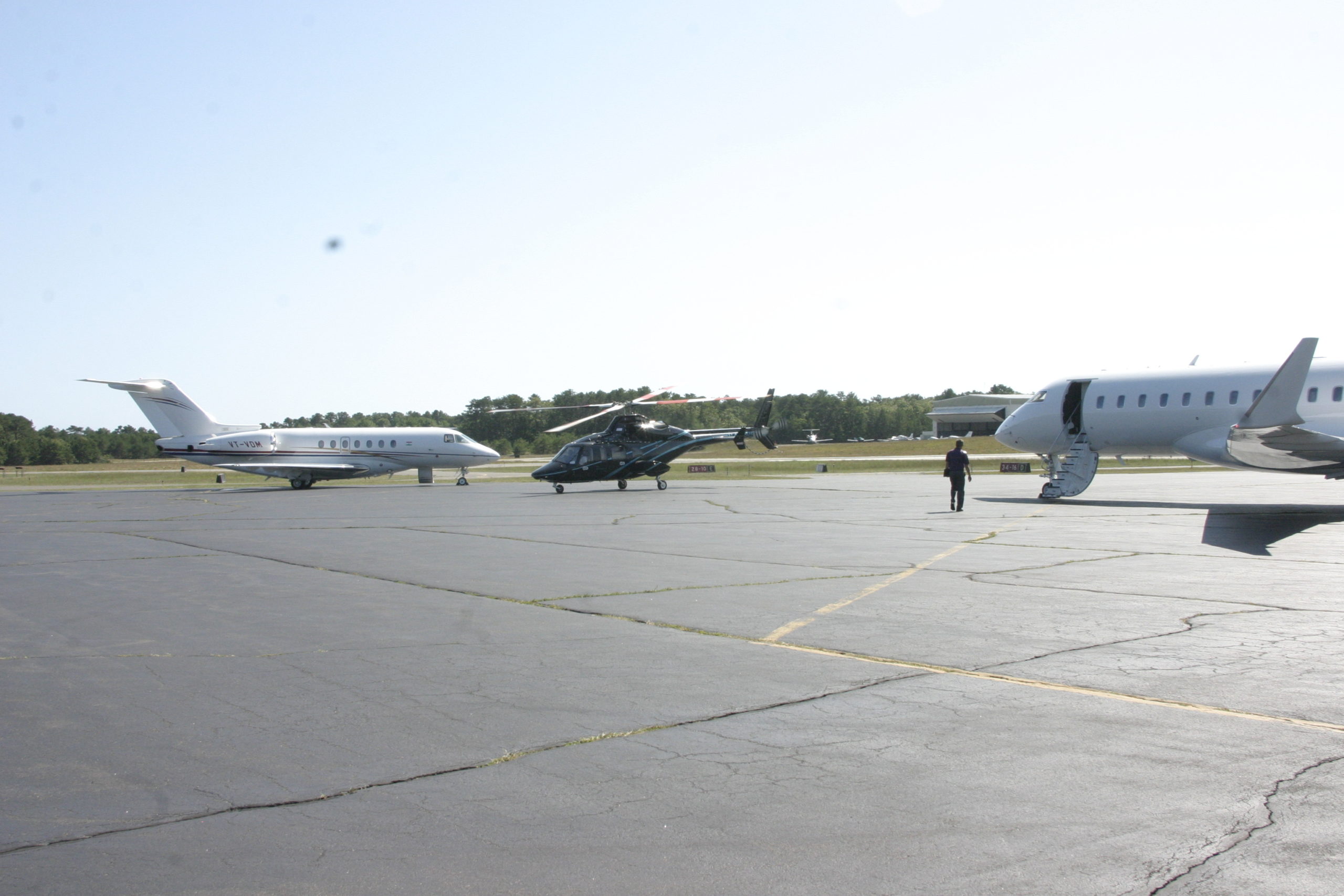 East Hampton Delays Airport Closure, Says FAA Can Restore Most Services Before Summer Season