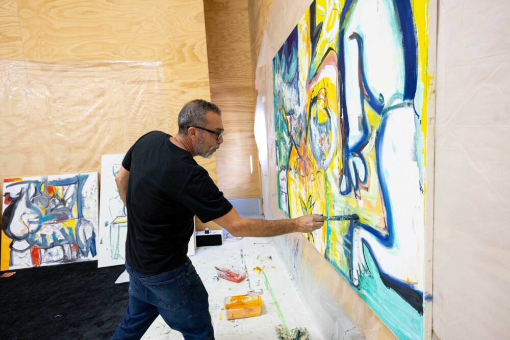 Félix Bonilla Gerena working during his residency at Tripoli Gallery. 