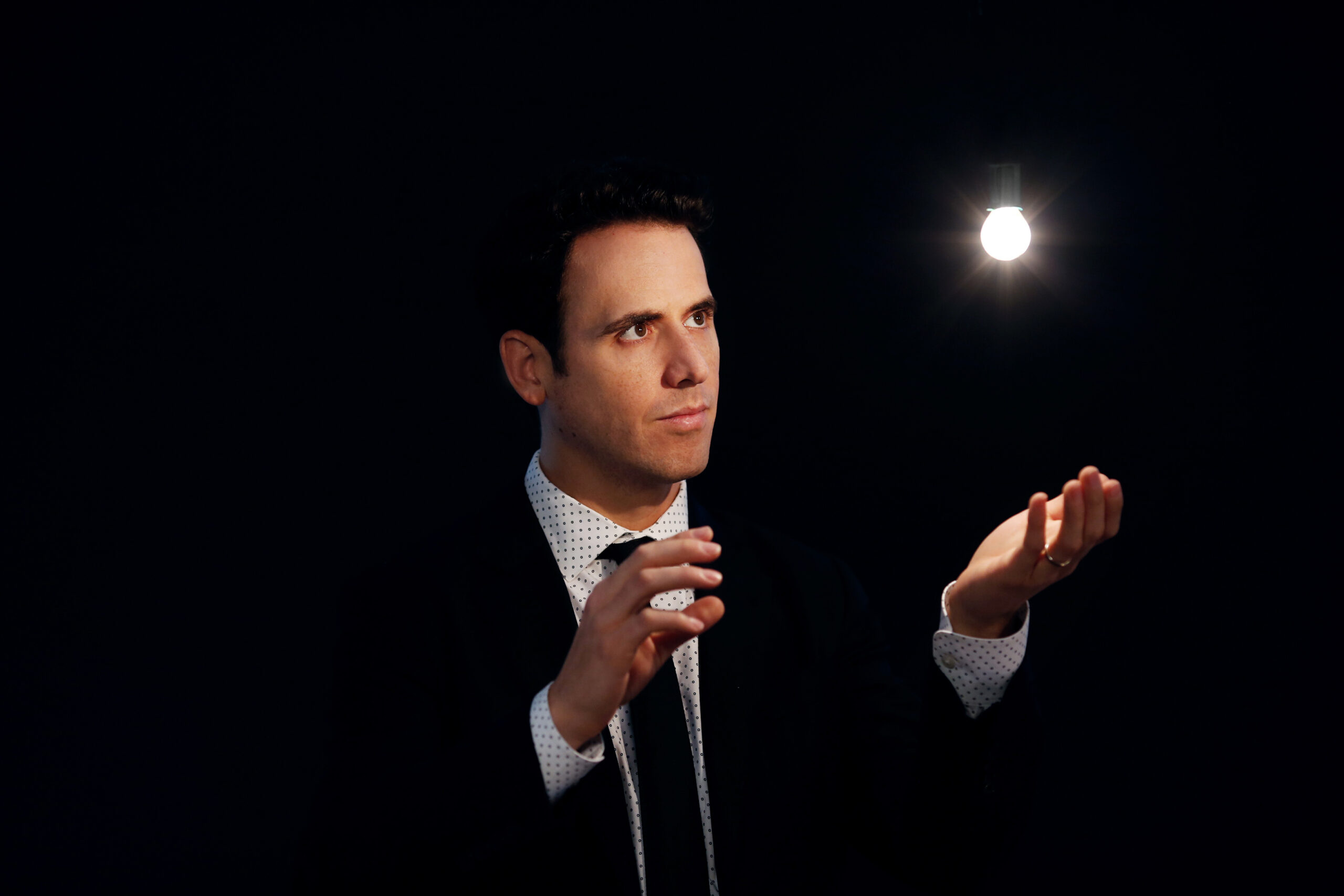 Mentalist Oz Pearlman performs at WHBPAC on August 21. COURTESY WHBPAC