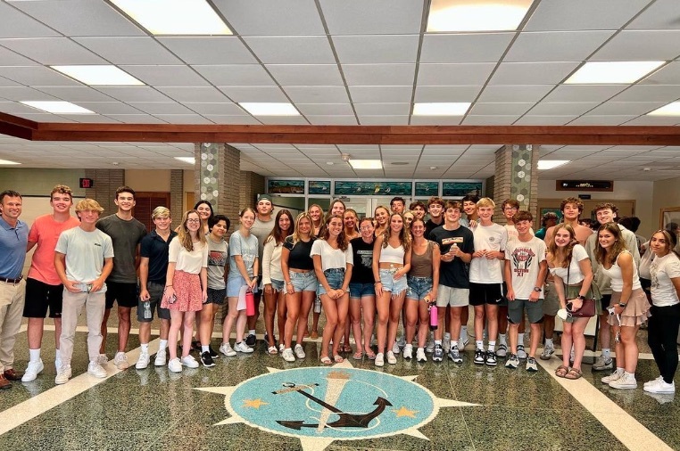 Members of the Westhampton Beach High School’s National Honor Society volunteered their time on August 30 to welcome incoming
freshmen during a student orientation session. The annual event allows freshmen to get to know their school better before the first day. COURTESY WESTHAMPTON BEACH SCHOOL DISTRICT