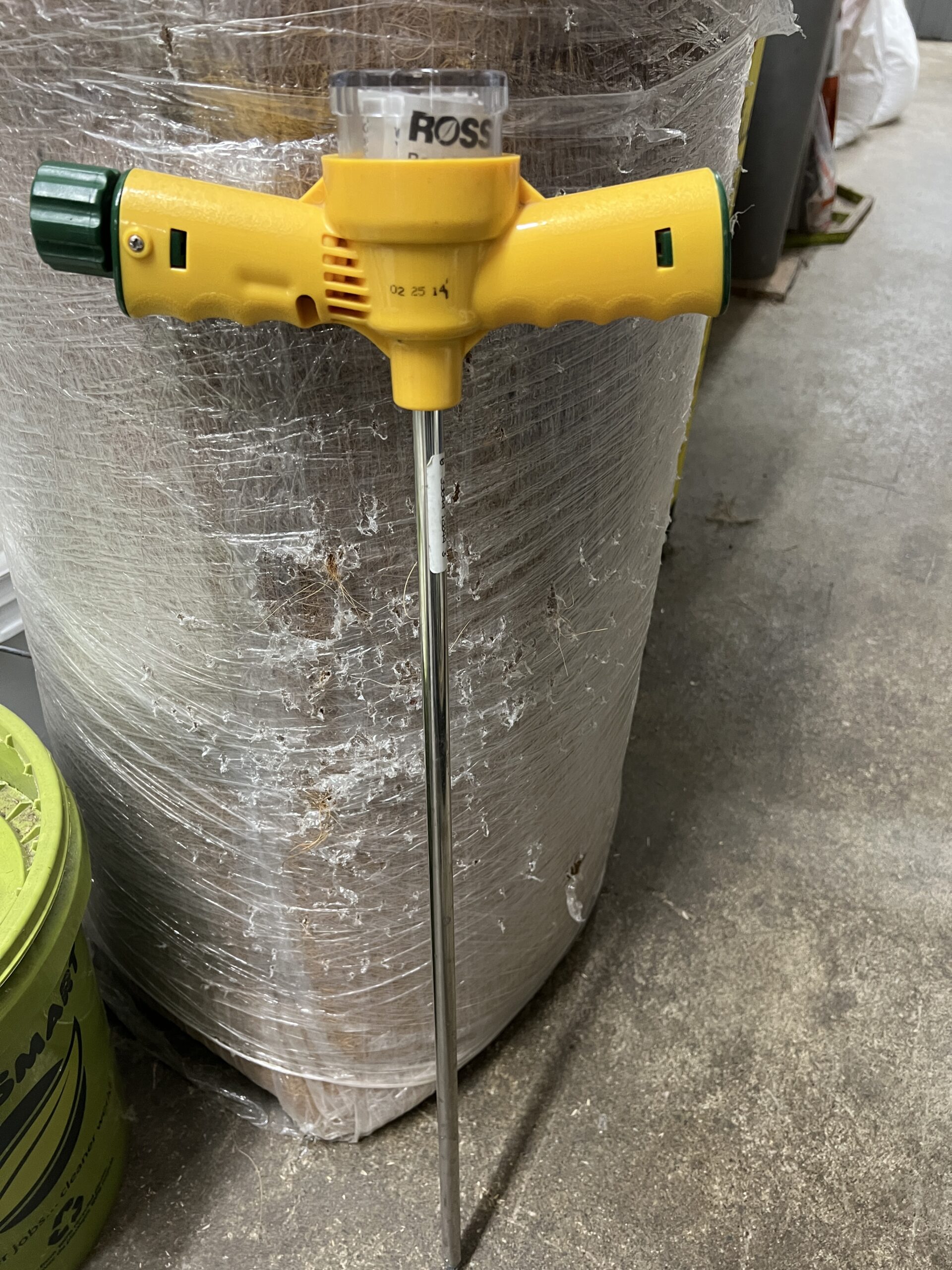 This is a Ross needle-type tree feeder. The fertilizer (proprietary) is added to the jar on top and a garden hose is attached to the left side. The needle is pushed into the ground, and as the trigger is pulled the diluted fertilizer is injected into the ground in the root zone. Feeder is about $45 and refills are available locally and online.
ANDREW MESSINGER