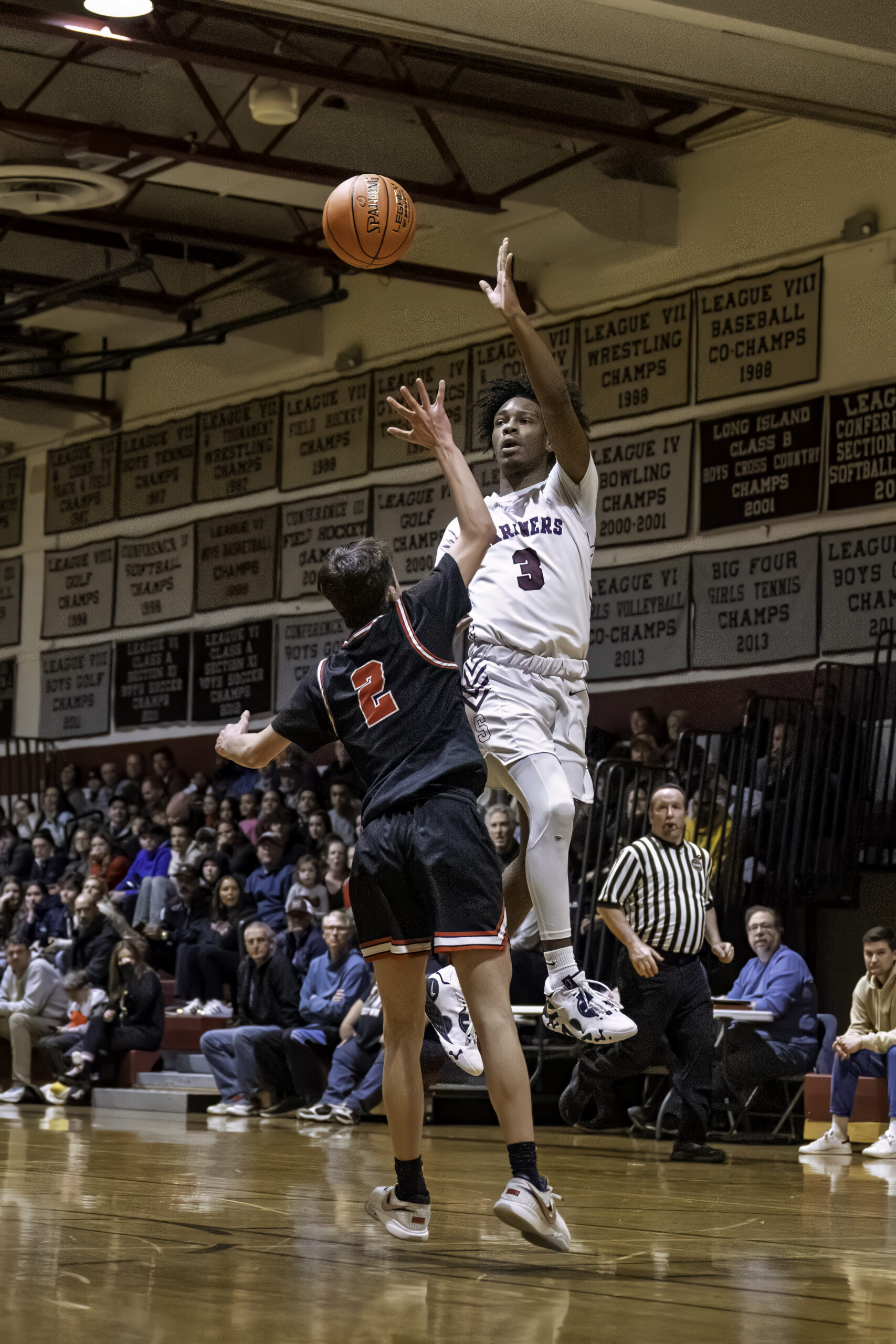 Senior Mariner Derek Reed lobs up a pass toward the basket.   MARIANNE BARNETT