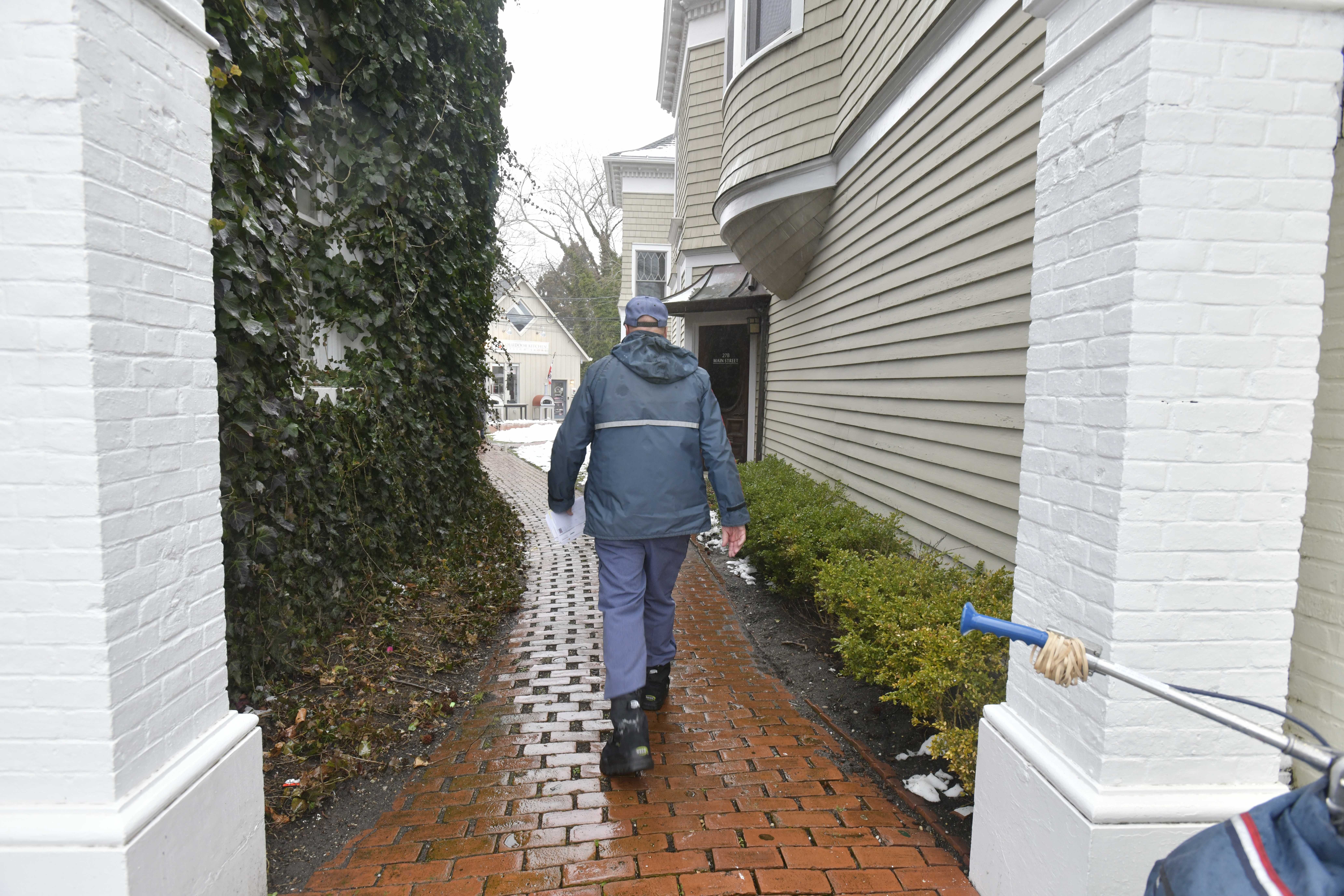 Jim Tuthill on his route in Southampton Village on his last day, February 28.  DANA SHAW