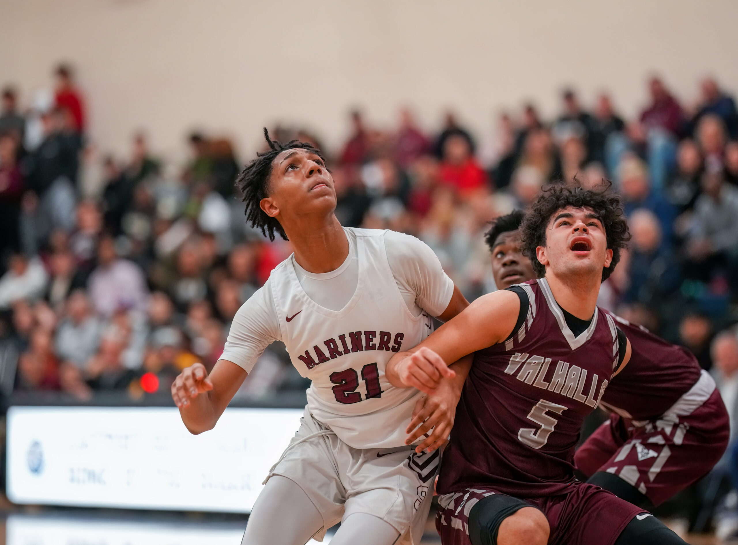 Southampton's Nikai Pierson and Valhalla's Antonis Paloyngus both eye up a potential rebound.   RON ESPOSITO