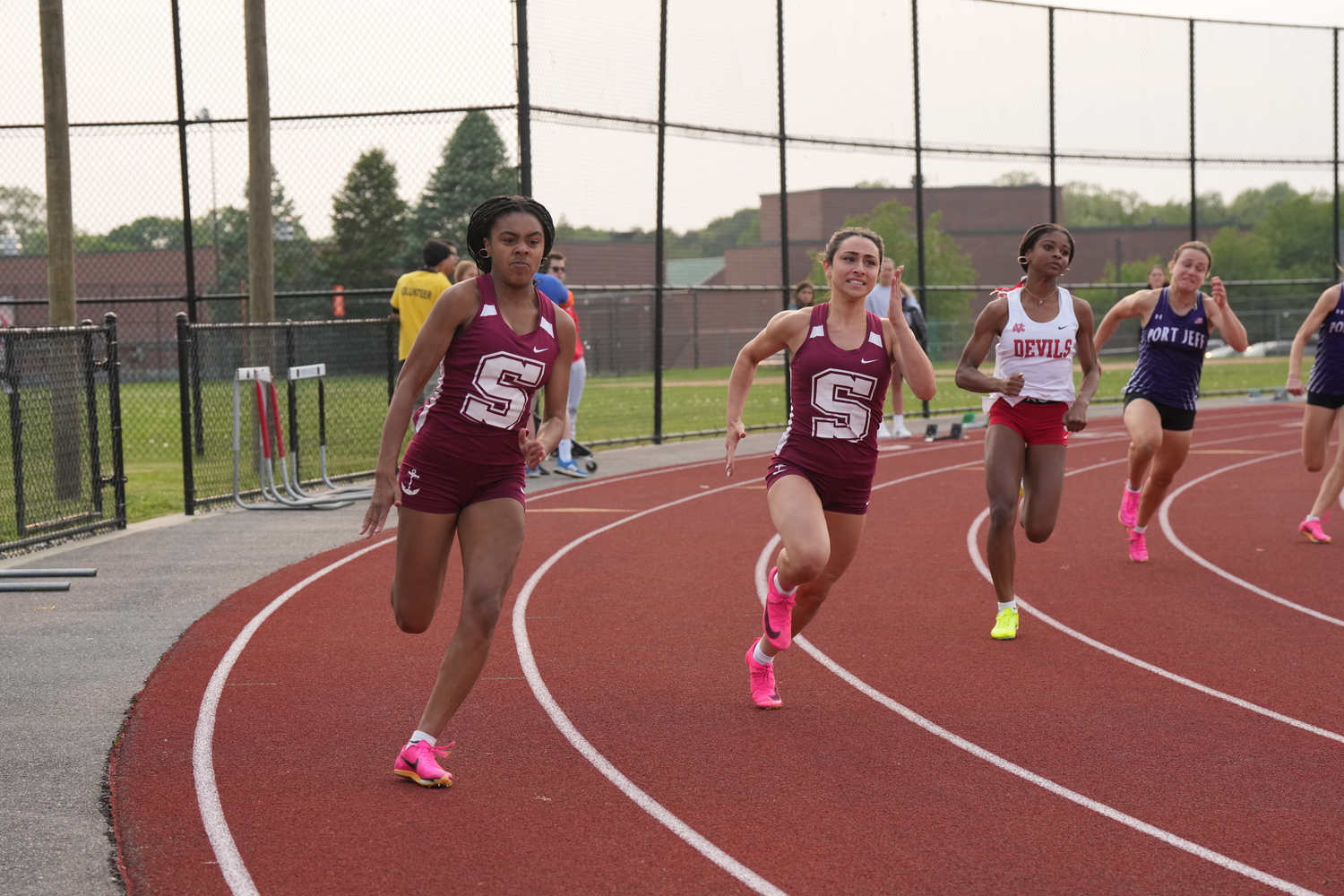 Mariners Diamond Brown, left, and Kyle Cerullo competing in the 200-meter dash.   RON ESPOSITO